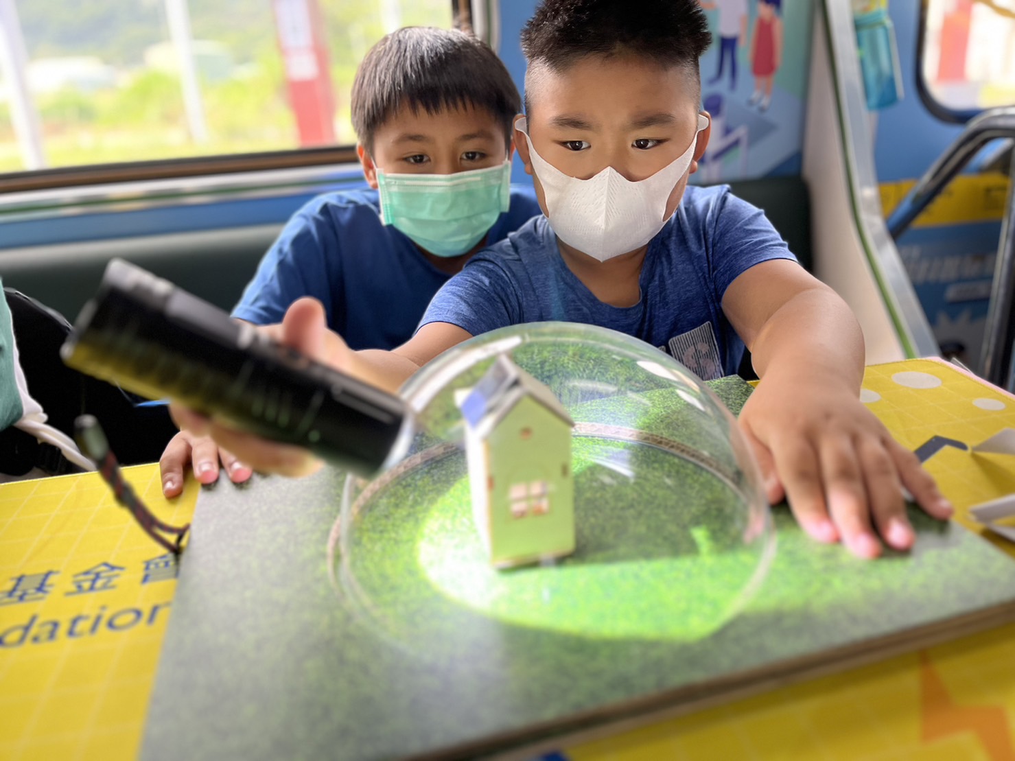 CG电子參與基礎科學主題車廂，以STEAM教學精神，設計「逐日科學家」、「太陽能工程師」以及「淨零建築師」三大能源科普課程和實驗